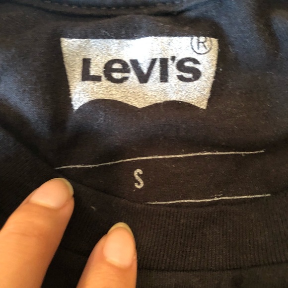 Levi’s graphic t shirt ✳️ - Picture 3 of 4